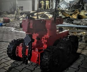 Kawle. Strażacy usuwają zniszczenia po pożarze hali przetwórstwa drobiu. W akcji robot gaśniczy i drony
