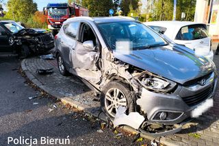 Wypadek na skrzyżowaniu w Świerczyńcu. Trzy osoby trafiły do szpitala