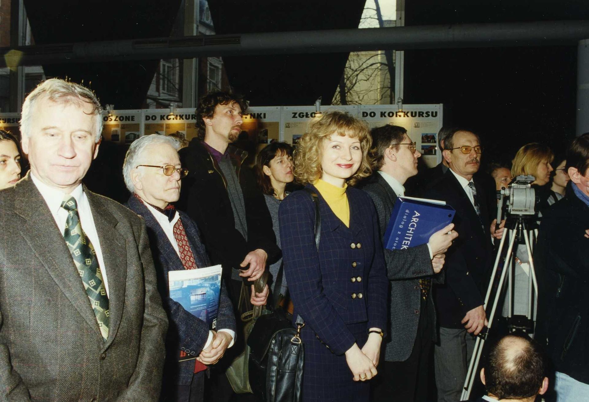 Oczekiwanie na ogłoszenie wyników II edycji konkursu, w centrum architekt Jerzy Kuźmienko i Katarzyna Gontarczyk Public Relations Manager hotelu Sheraton, obok redaktor Dariusz Bartoszewicz
