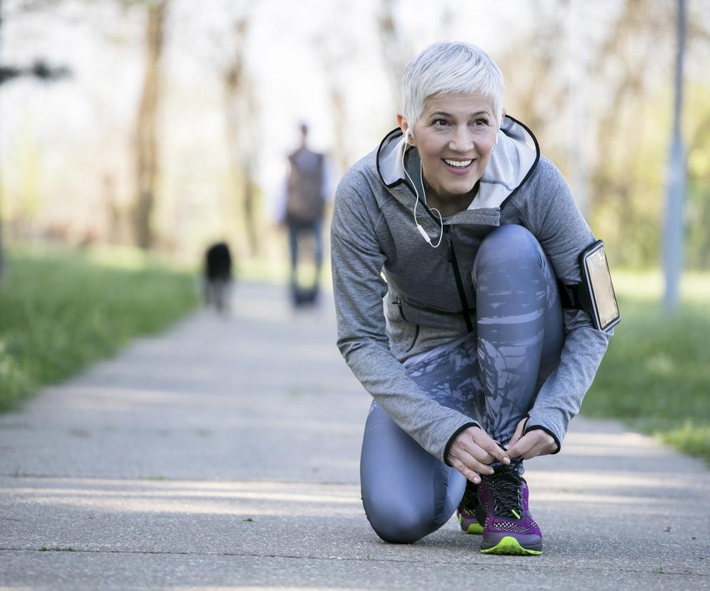 Kobieta w średnim wieku uprawia jogging