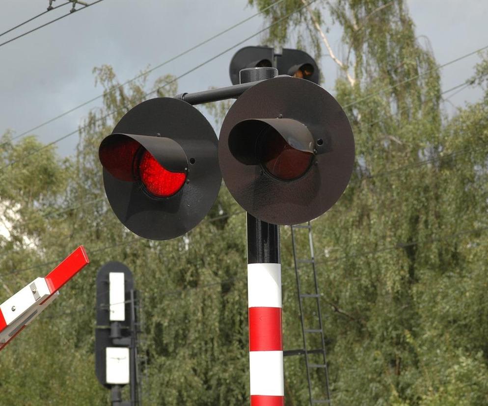 Kolejarze apelują do kierowców. W okresie Wszystkich Świętych uważajmy na przejazdach kolejowo-drogowych