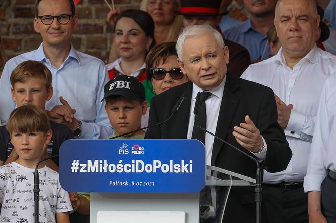 Jarosław Kaczyński z dzidziusiem na rękach ależ on go tuli 