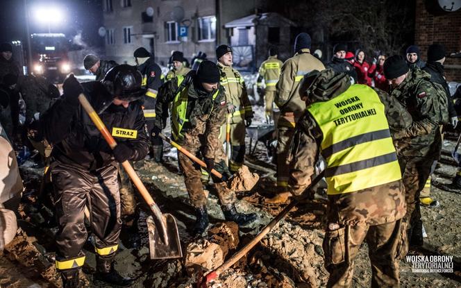 Płock. Alarm przeciwpowodziowy na Wiśle. Żołnierze WOT pracowali całą noć, by pomóc mieszkańcom