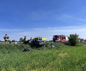 Potworny wypadek w Brwinowie. Czołowe zderzenie ciężarówki z BMW. Lekarze kilkadziesiąt minut walczyli o życie kierowcy