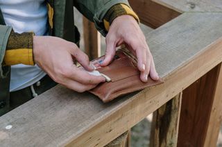 Saszetka, w niej kilkanaście tysięcy złotych. Policja szuka właściciela 