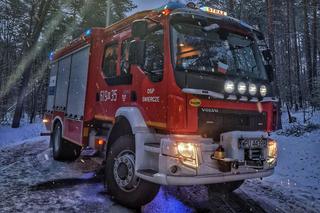 Zmiażdżone samochody po czołówce na śliskiej drodze. Są ranni