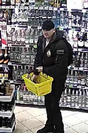 Zabrał ze sklepu alkohol, "zagrychę" i uciekł bez płacenia. Mężczyzny szuka policja [ZDJĘCIA]
