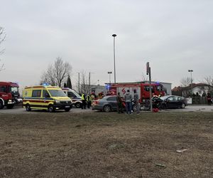 Czołowe zderzenie z nieoznakowanym radiowozem! Ranne cztery osoby, w tym policjanci 