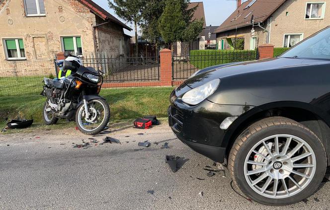 Motocyklista zderzył się z Porsche Cayenne 