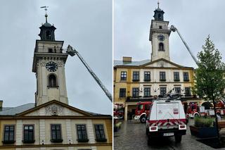 Pożar ratusza w Cieszynie! Pracownicy urzędu miasta i petenci ewakuowani. Na miejscu kilka zastępów straż pożarnej [ZDJĘCIA]