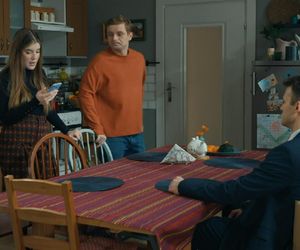 Barwy szczęścia, odcinek 3180. Agata (Natalia Zambrzycka), Hubert (Marek Molak), Ignacy (Olaf Staszkiewicz) 