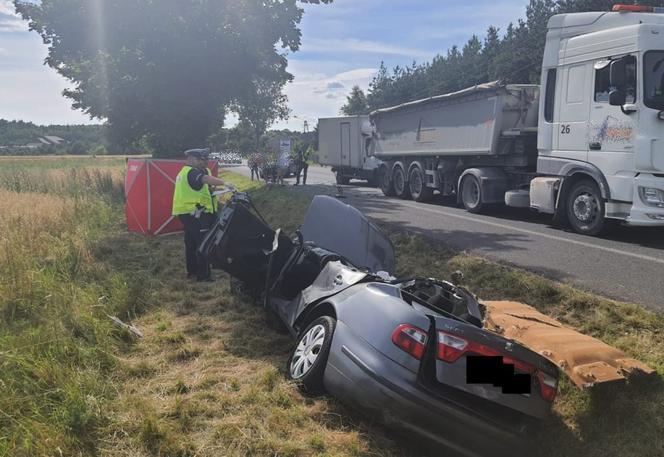 Wypadek koło Bełchatowa. Seat rozpadł się na kawałki