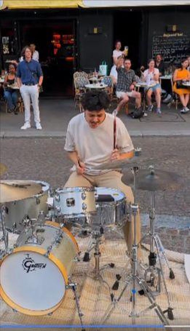 Flashmob w Paryżu - "Bohemian Rapsody"