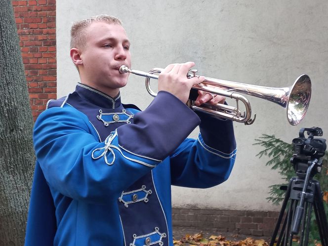 Zapalono znicze dla rozstrzelanych mieszkańców Leszna. W rocznicę tragicznych wydarzeń [ZDJĘCIA]