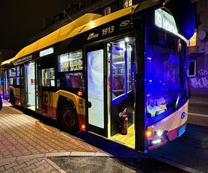 Nieznany sprawca ostrzelał autobus miejski. Celował w kierowcę: „oddał trzy strzały”. Dramatyczny opis