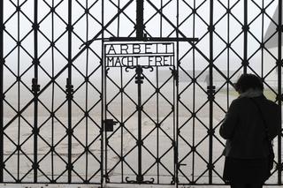 napis Arbeit macht frei skradziony w Dachau