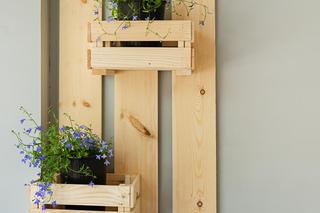 Drewniana skrzynia na balkon na kwiaty