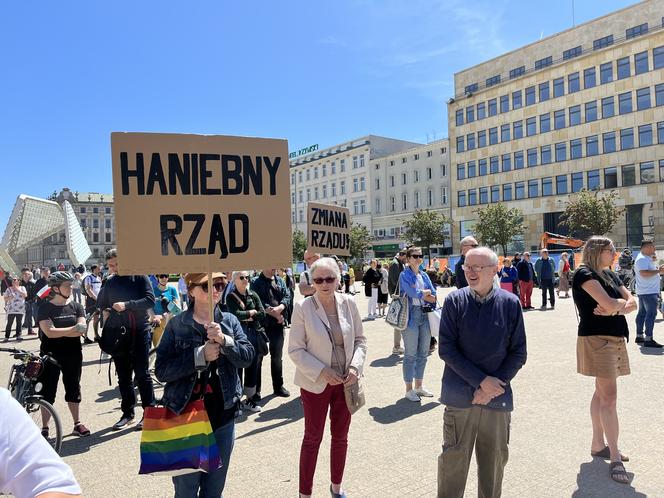 Toast za Wolność w Poznaniu. Tysiące ludzi na placu Wolności