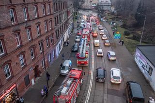 Duże utrudnienia na ul. Katowickiej w Świętochłowicach. Trwa interwencja straży pożarnej