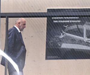 Piłkarze reprezentacji chowają się przed dziennikarzami po klęsce z Finlandią