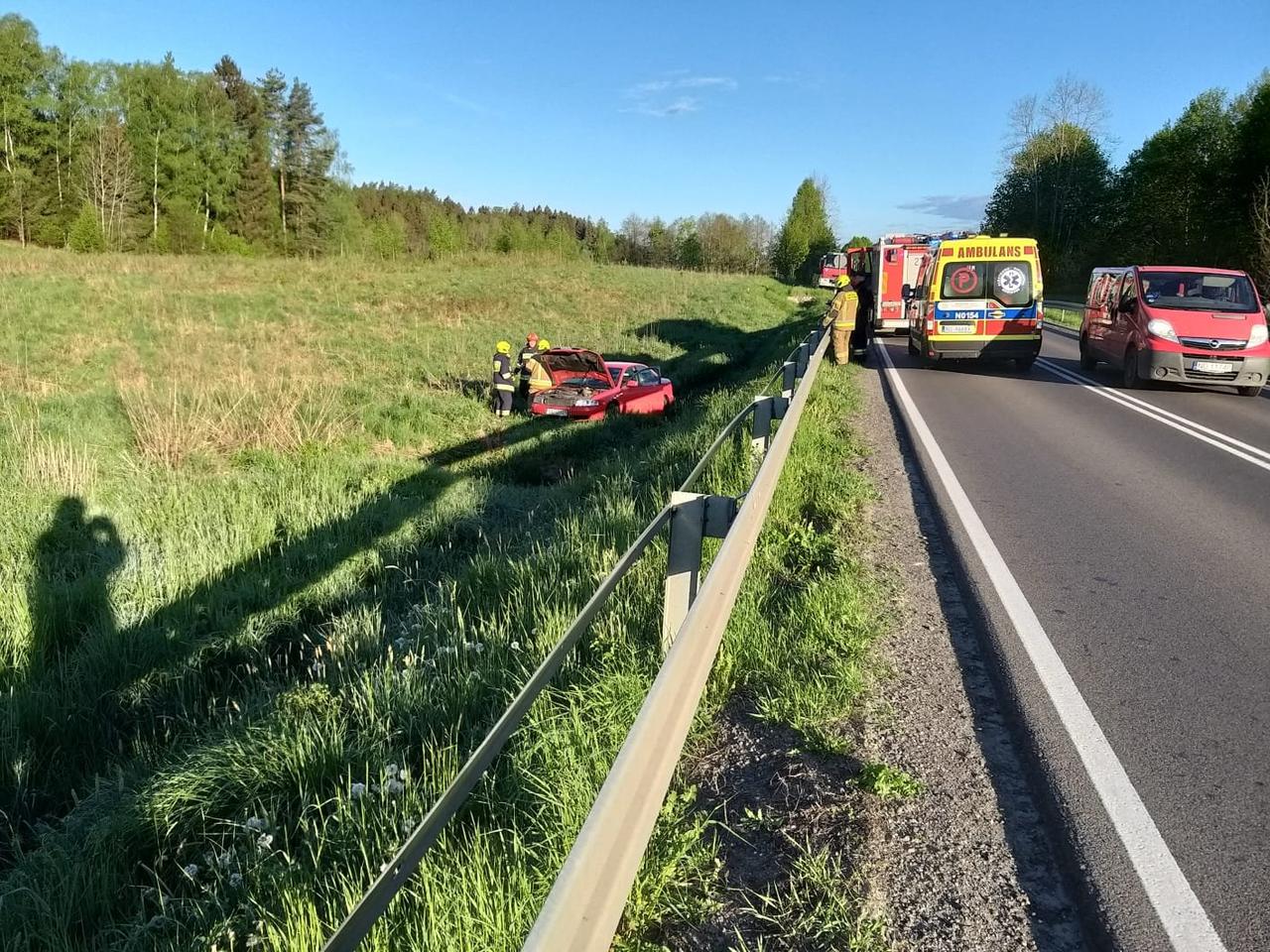 Wypadek na DK 51. Samochód wypadł z drogi. Jedna osoba poszkodowana [FOTO]