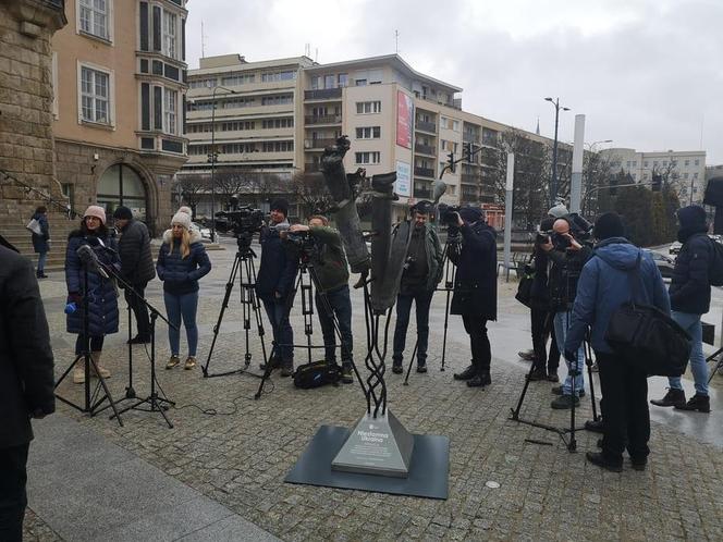 Przed ratuszem w Olsztynie stanęła "Niezłomna Ukraina". Rzeźbę będzie można wylicytować [ZDJĘCIA]