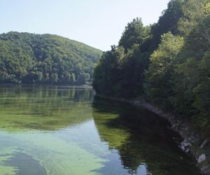 To najpiękniejsze jezioro na Dolnym Śląsku. Otoczone jest wzgórzami i lasami 