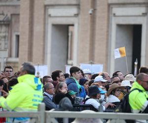 Ostatnie chwile przed pogrzebem Franciszka. Tłumy wiernych na pl. św. Piotra