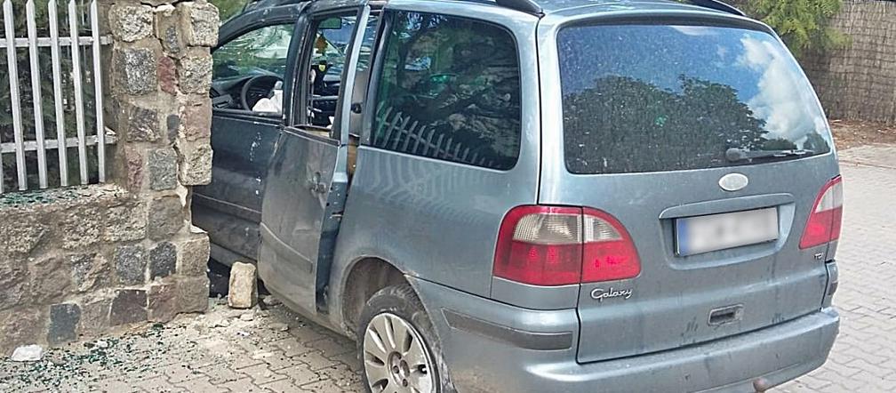 Uciekał policji minivanem! Rozbił się na ogrodzeniu