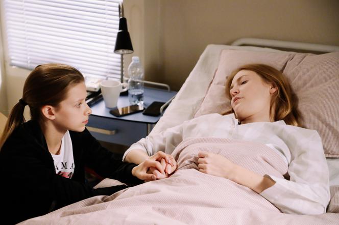 Na Wspólnej odc. 3387. Elżbieta (Paulina Chapko), Julka (Maja Oświecińska)