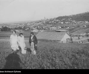 Przemyśl. Panorama miejscowości. Na pierwszym planie kobiety na łące. 1918 - 1939.