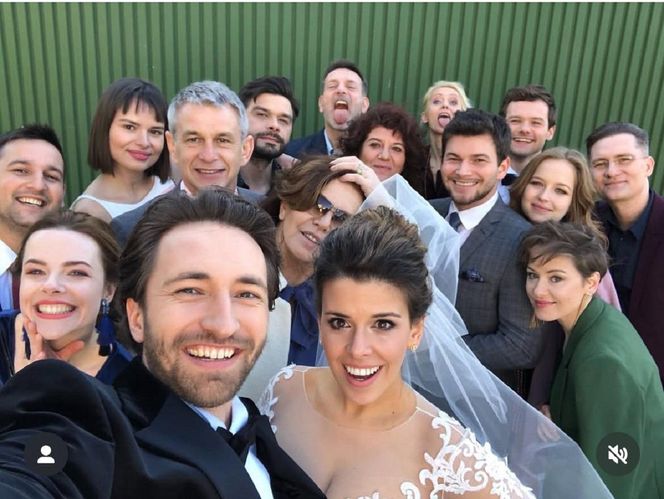 Na sygnale na planie. Martyna (Monika Mazur), Piotr (Dariusz Wieteska) biorą ślub - odcinek 232, środa, 15.05.2019