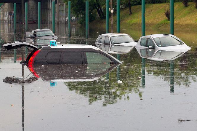 zalany samochód, auto po powodzi