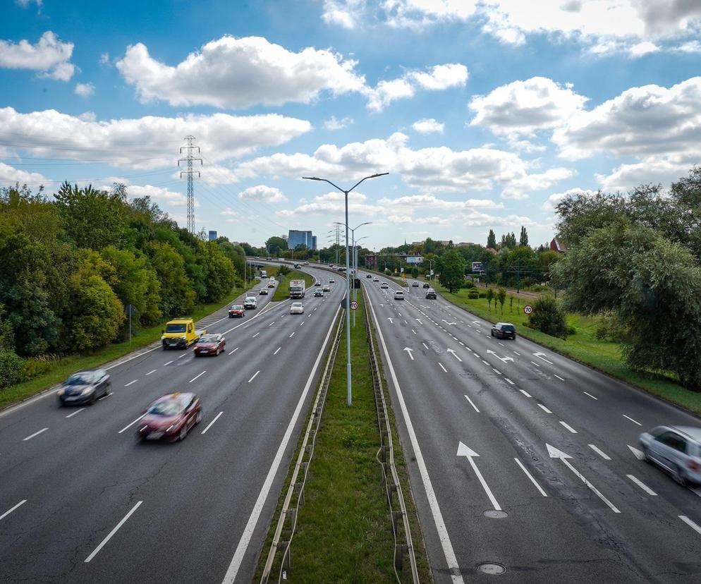 Robotnicy wejdą na Drogową Trasę Średnicową. Nawierzchnia aż się prosi o wymianę