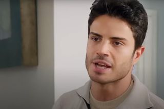 Bulent zrobi awanturę Egemu i zabroni mu zbliżać się do swoich córek.