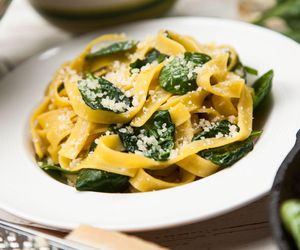 Mieszam makaron ze szpinakiem i tym serem. Pyszny obiad jest gotowy w niecałe 15 minut 