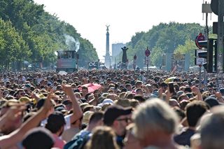 Tragiczny finał parady techno w Berlinie. 13 osób walczy o życie po „Rave the Planet”
