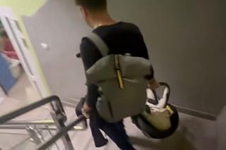 Daniel Martyniuk uczy syna pływać