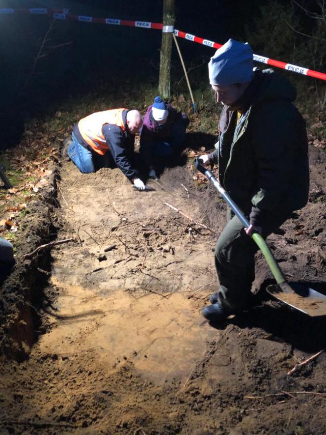 Ludzkie szczątki, łuski i elementy garderoby. Śledczy IPN odkryli mogiłę ofiar Treblinki [ZDJĘCIA]