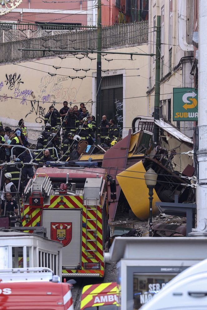 Katastrofa kolejki turystycznej! Wypadła z szyn i gruchnęła w budynek. Co najmniej 15 osób nie żyje!