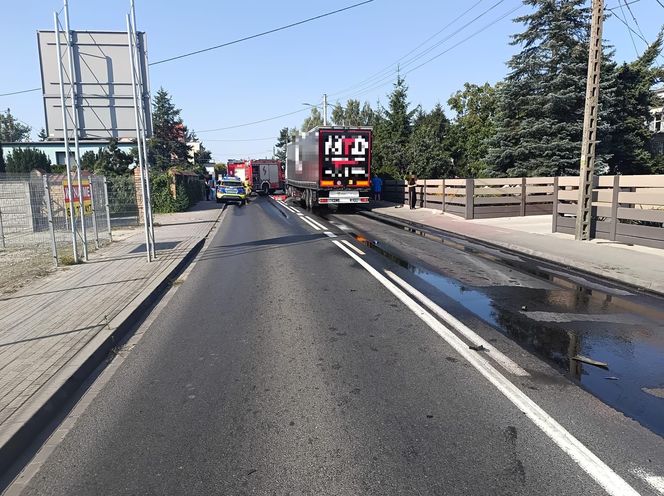 ​Wielki wyciek oleju po zderzeniu osobówki z ciężarówką na DK12 we Wschowie [ZDJĘCIA]