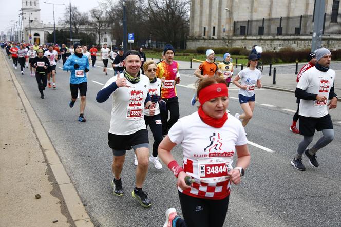 Bieg na Piątkę 2024, Warszawa - zdjęcia. Biegłeś? Szukaj się w galerii!