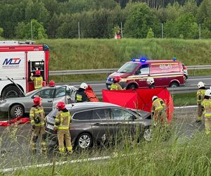 Tragiczny wypadek na S7 w Łącznej. Nie żyje kobieta, dwie osoby ranne
