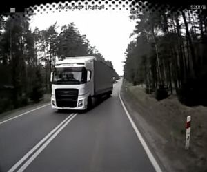 Tir jechał na zderzenie z autobusem pełnym pasażerów. O krok od tragedii na DK 11 pod Tarnowskimi Górami [ZDJĘCIA].