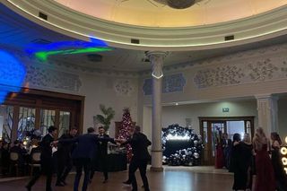 Niezwykle eleganccy maturzyści na studniówce Akademickiego Zespołu Szkół w Piekarach Śl. I LO im. Króla Jana III Sobieskiego