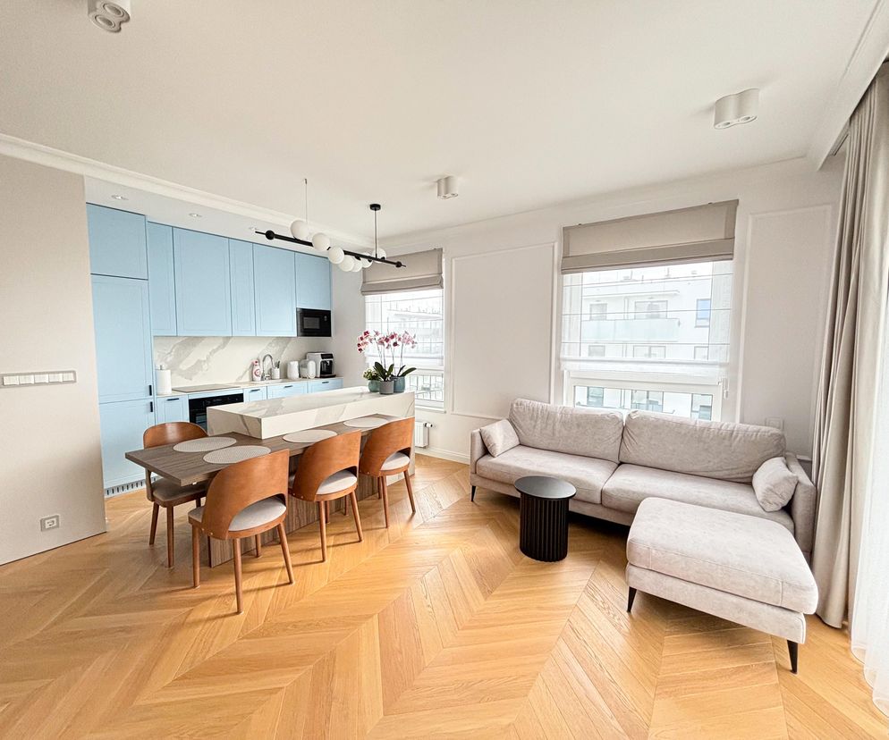 Biel, beż i błękit! 84-m mieszkanie w stylu modern classic