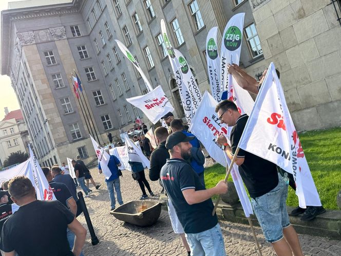 Paraliż w Katowicach. Rozpoczął się protest górników i hutników. "Stal się hartuje, a rząd ją rujnuje"