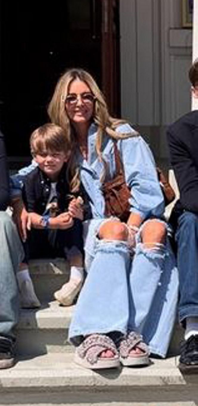 Rozenek w podartych spodniach na marszu