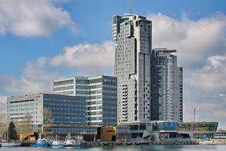 Gdynia: Mężczyzna wypadł z wieżowca Sea Towers. Przeżył