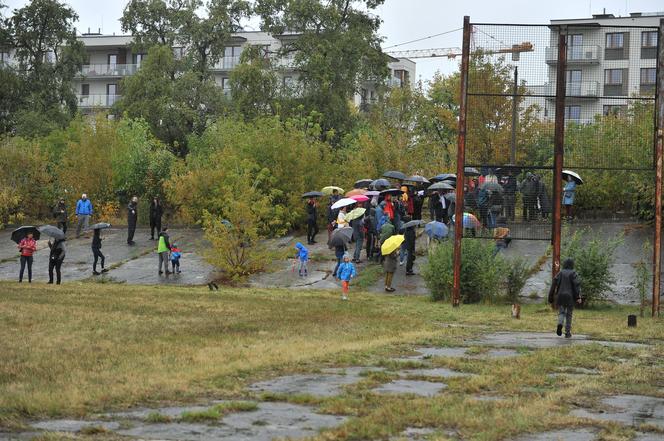 Mieszkańcy zwiedzili opuszczony tor kolarski RKS Orzeł na Pradze-Południe